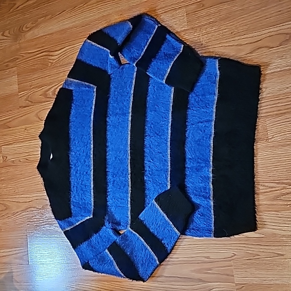 Sweaters - Picture 2 of 5